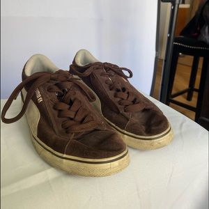 Mens Suede pumas.